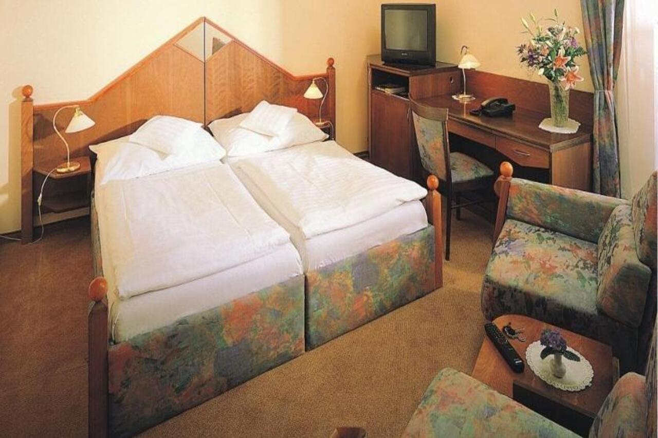 Hotel Monica Прага Екстериор снимка