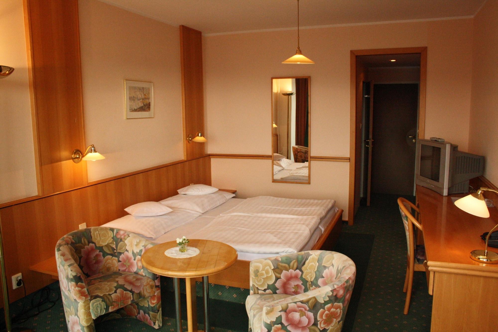 Hotel Monica Прага Екстериор снимка
