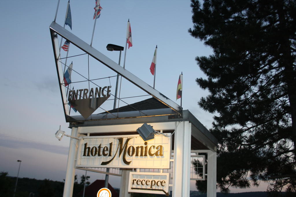 Hotel Monica Прага Екстериор снимка