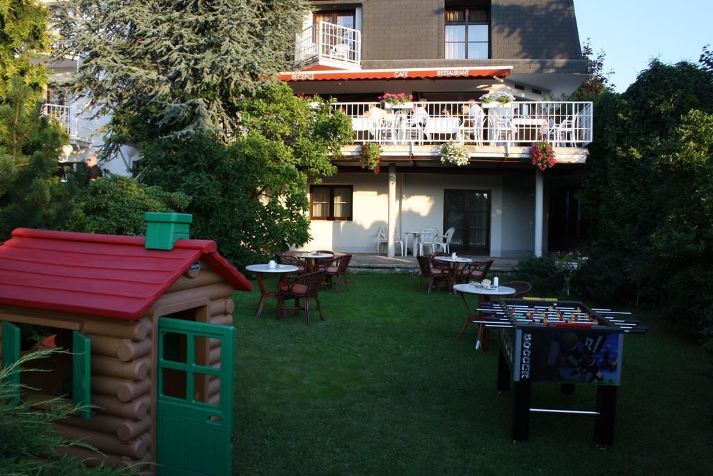 Hotel Monica Прага Екстериор снимка